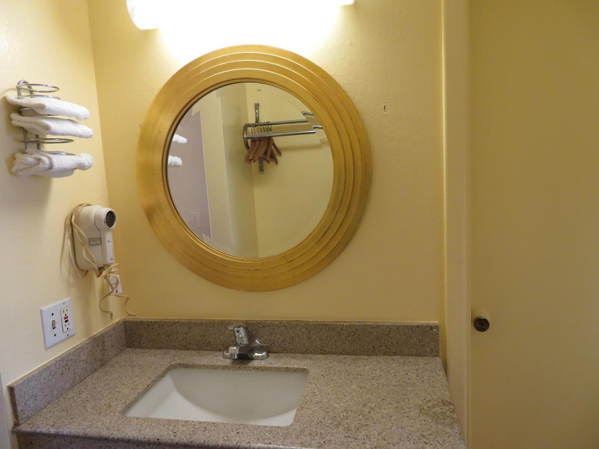 Royal Crest Motel Медфорд Екстериор снимка