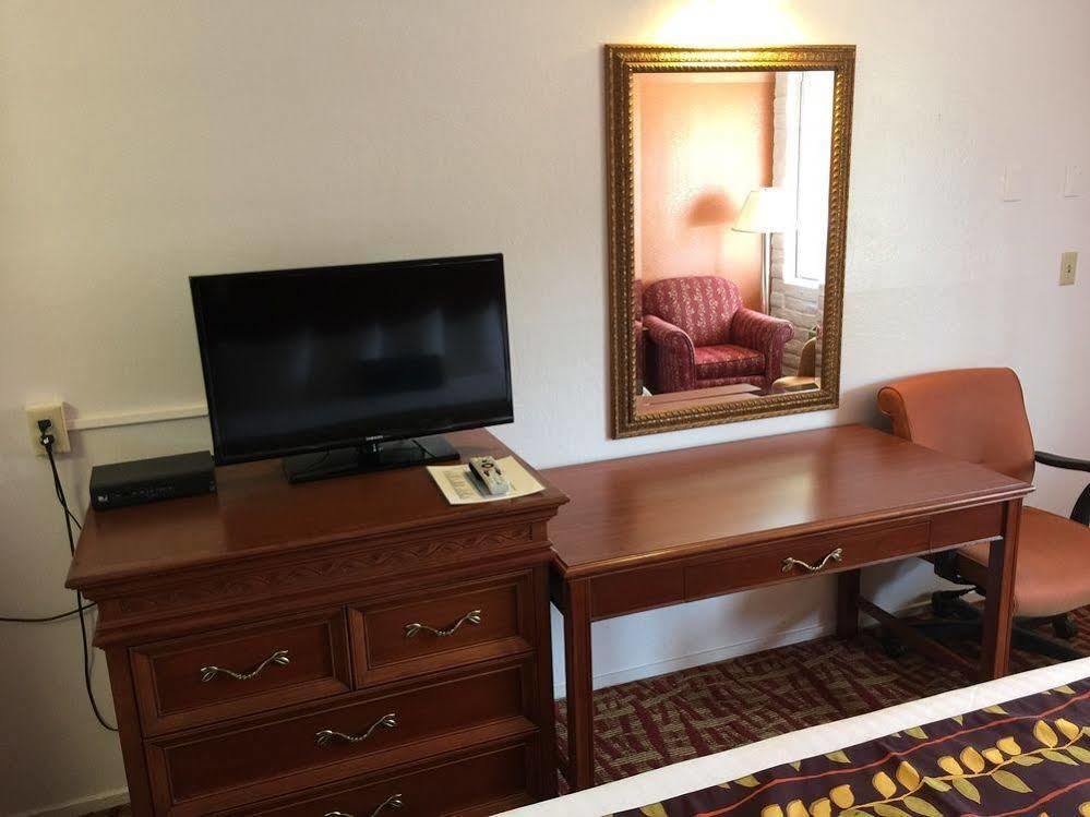 Royal Crest Motel Медфорд Екстериор снимка